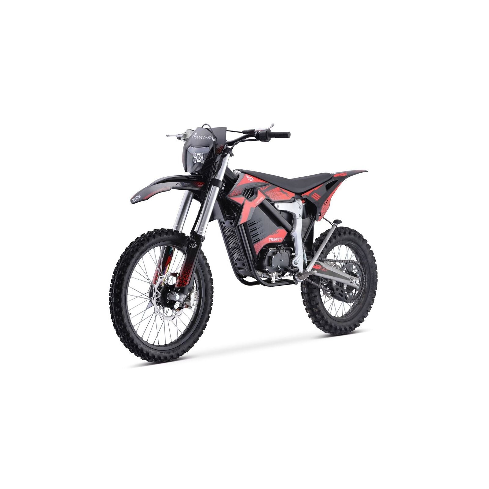 Das Trinity Panthera II Enduro, ein schwarz-rotes Elektro-Dirtbike mit Stollenreifen, Vollfederung und minimalistischer Karosserie, wird auf weißem Hintergrund gezeigt. Dieses Elektromotorrad verfügt über 1143 Nm Drehmoment und ein Schaltgetriebe.