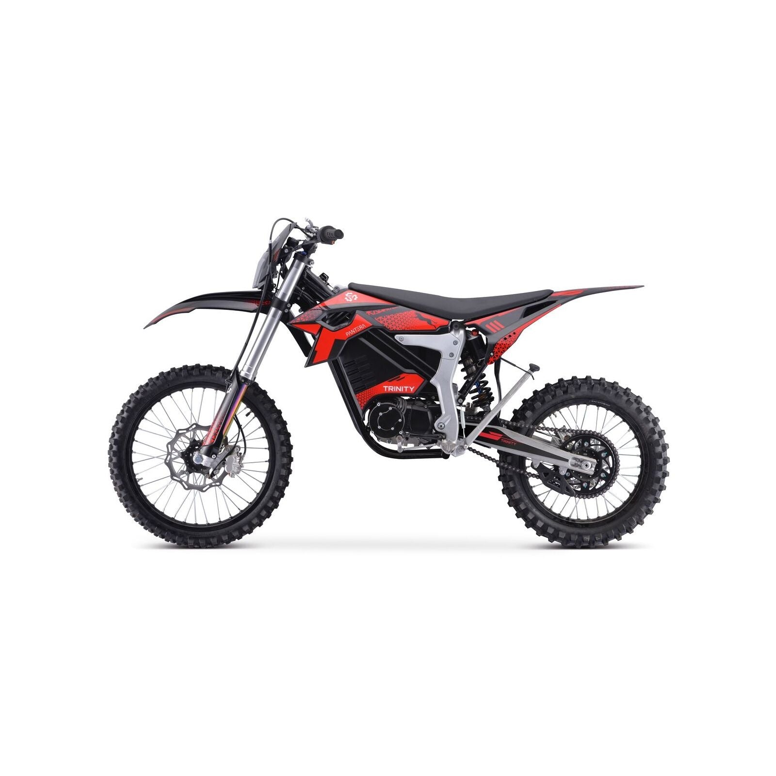 Seitenansicht des Trinity Panthera II Enduro Elektromotorrads in Rot und Schwarz, mit Stollenreifen, hohem Vorderradkotflügel und minimalistischem Rahmen - konzipiert für den Einsatz im Gelände mit 1143 Nm Drehmoment und Schaltgetriebe.