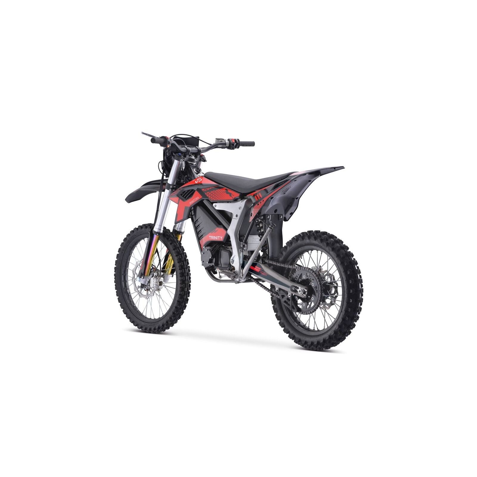 Das Trinity Panthera II Enduro Elektromotorrad von Trinity ist von hinten auf weißem Hintergrund zu sehen, wobei die Stollenreifen, die hohe Bodenfreiheit und der minimalistische Rahmen hervorgehoben werden. Es verfügt über 1143 Nm Drehmoment und ein Schaltgetriebe (125er Klasse/A1/B196).