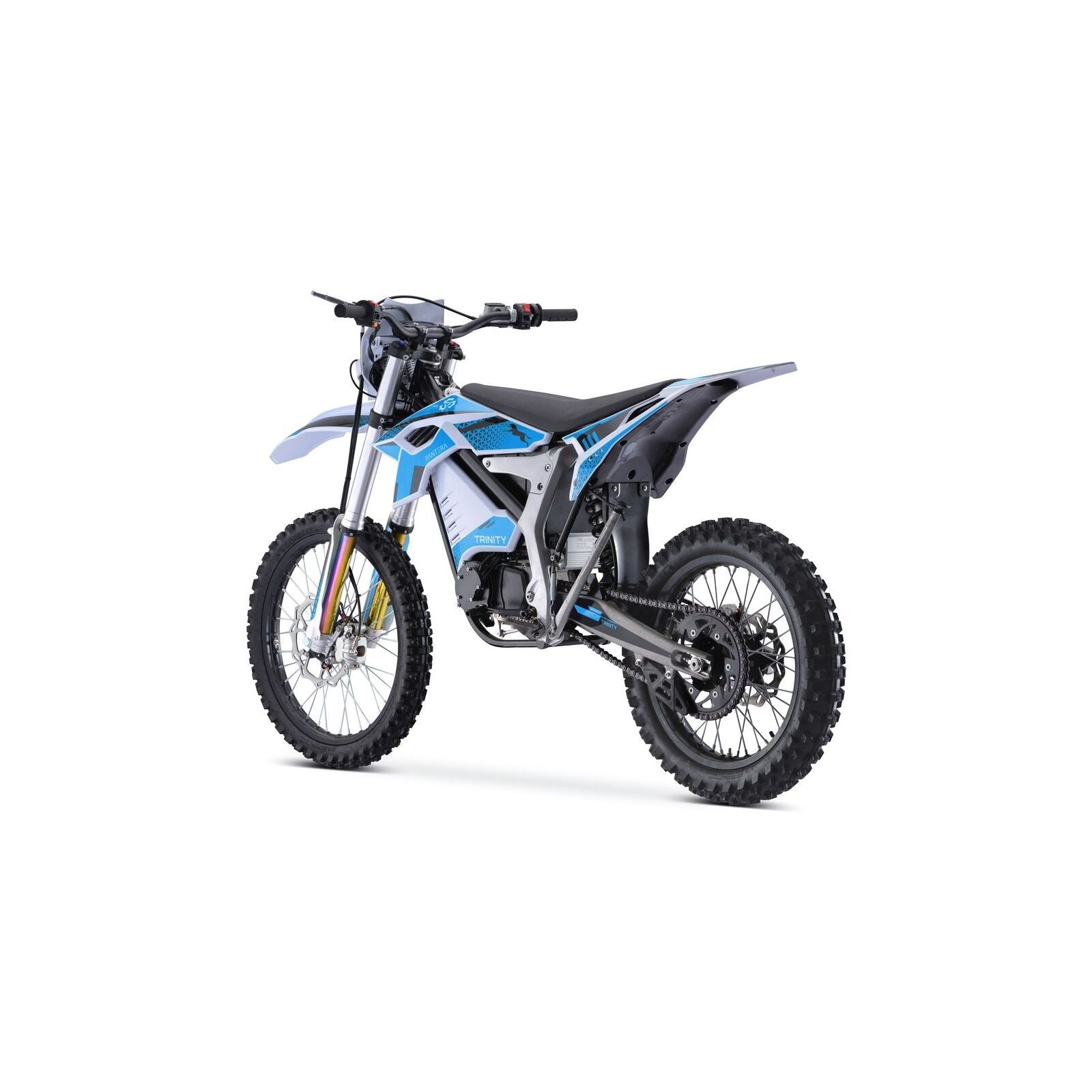 Die Trinity Panthera II Elektro-Enduro, abgebildet in Blau, Weiß und Schwarz von hinten auf weißem Grund, verfügt über Stollenreifen, einen kantigen Rahmen, 1143 Nm Drehmoment und Schaltgetriebe für die 125er Klasse (A1/B196).