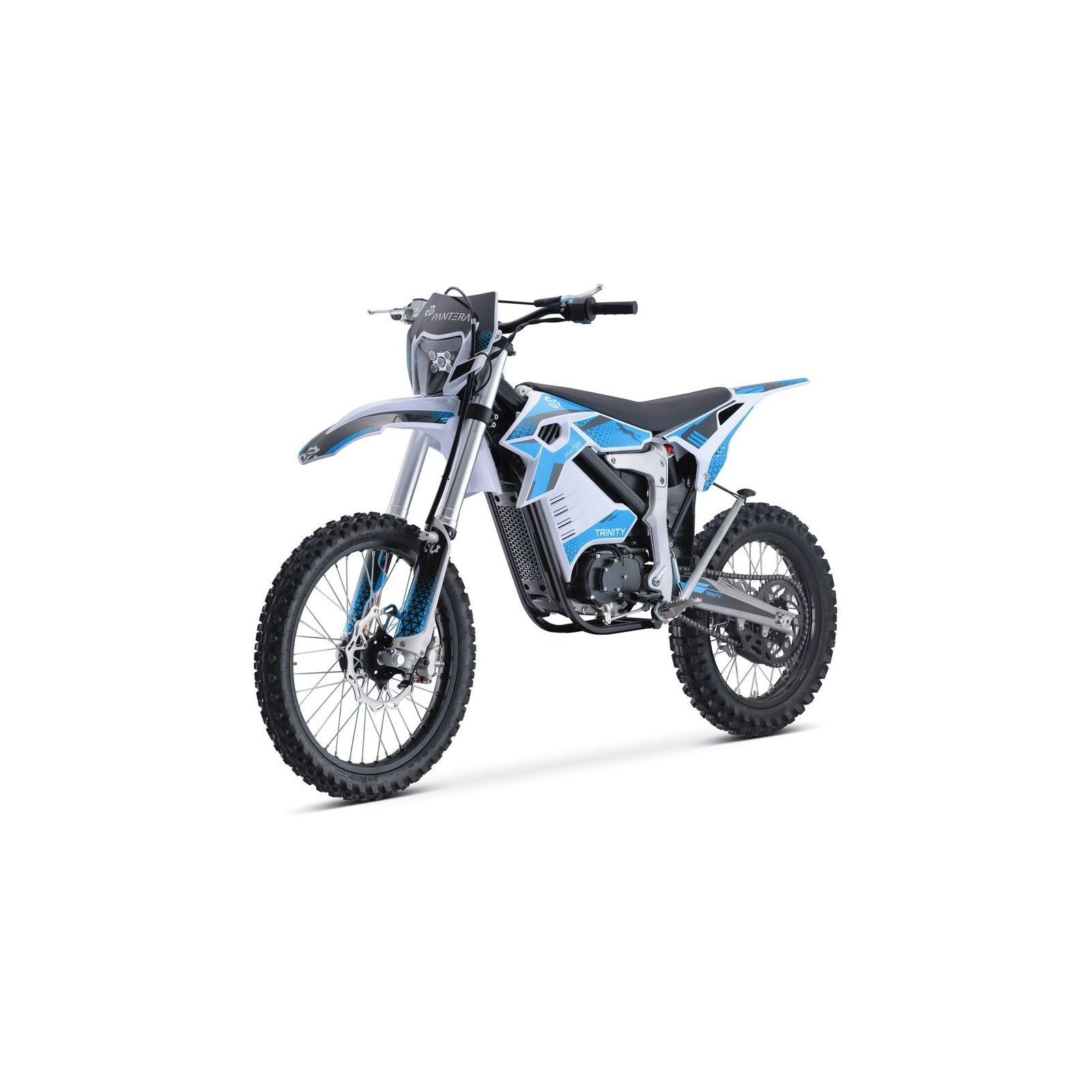 Das Trinity Panthera II Enduro, ein Elektromotorrad von Trinity in Blau, Weiß und Schwarz, besticht durch einen schlanken, kantigen Rahmen, Stollenreifen und 1143 Nm Drehmoment. Abgebildet auf einem weißen Hintergrund; 125er Klasse/A1/B196 mit Schaltgetriebe.