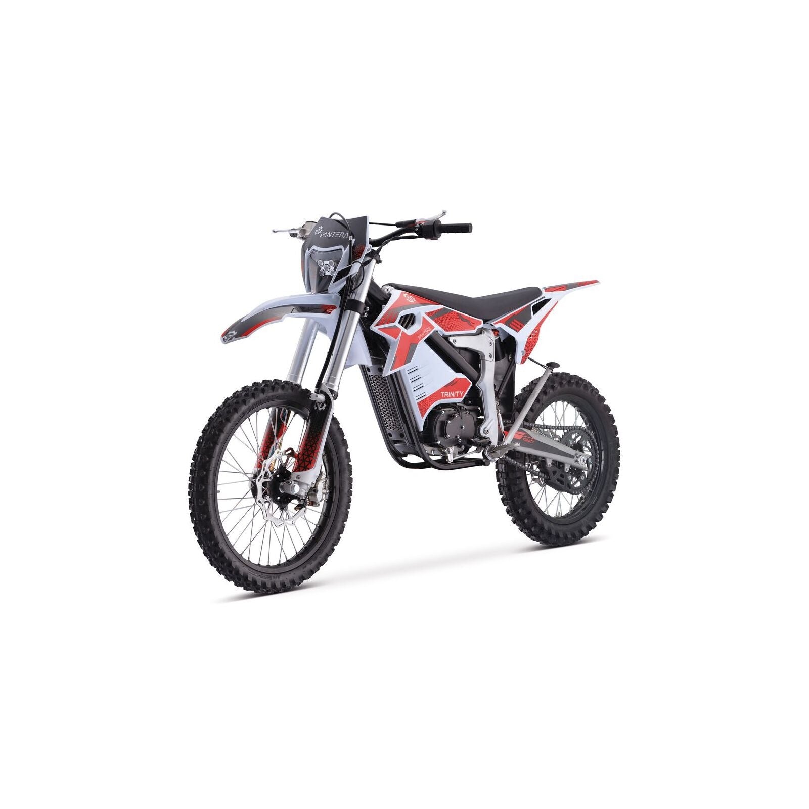 Das Trinity Panthera II Enduro Elektromotorrad von Trinity mit Off-Road-Reifen, einem eleganten schwarzen Sitz und einem blau-rot-weißen Design wird schräg auf einem schlichten weißen Hintergrund gezeigt.