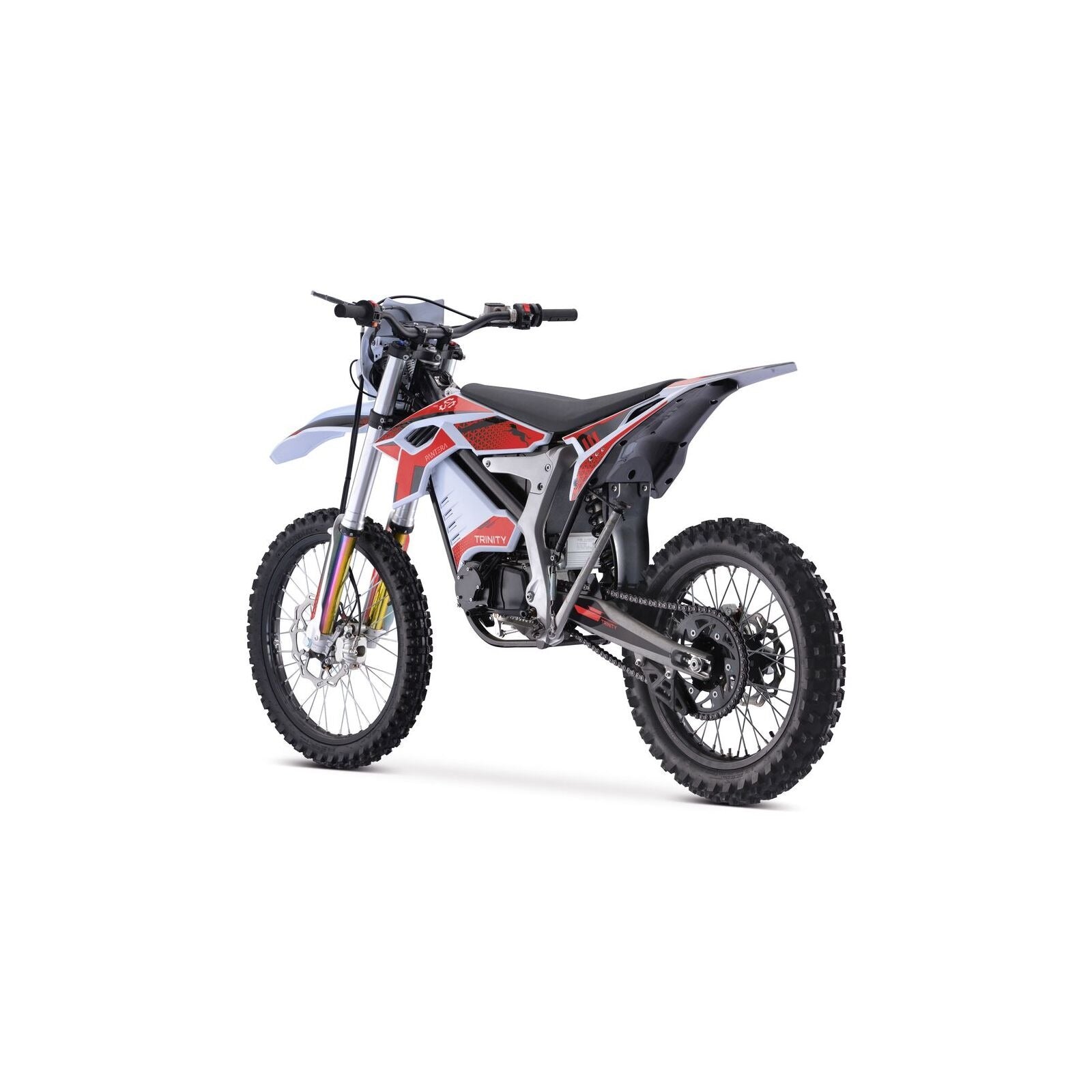 Das Trinity Panthera II Enduro Elektromotorrad von Trinity, ein 125er mit 1143 Nm Drehmoment und Schaltgetriebe, verfügt über einen schwarzen Rahmen mit roten, weißen und grauen Akzenten sowie Stollenreifen - schräg auf weißem Hintergrund dargestellt.