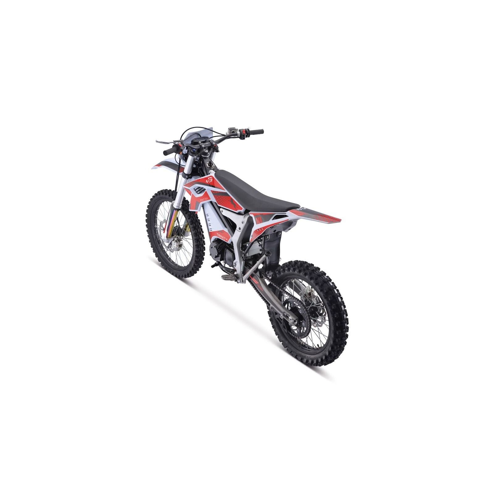 Ein rot-weiß-schwarzes Trinity Panthera II Enduro Elektromotorrad mit Stollenreifen und Schaltgetriebe, dargestellt schräg von hinten links, isoliert auf einem weißen Hintergrund.