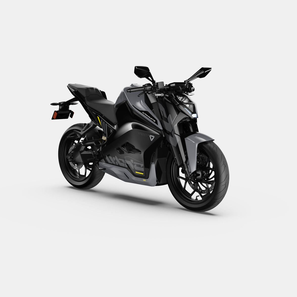 Das Ultraviolette F77 Mach 2 Recon - Performance Elektromotorrad von Ultraviolette steht auf einem weißen Hintergrund, der die glatte schwarze Oberfläche, das kantige Design, die aerodynamische Karosserie und die sichtbaren mechanischen Details hervorhebt.