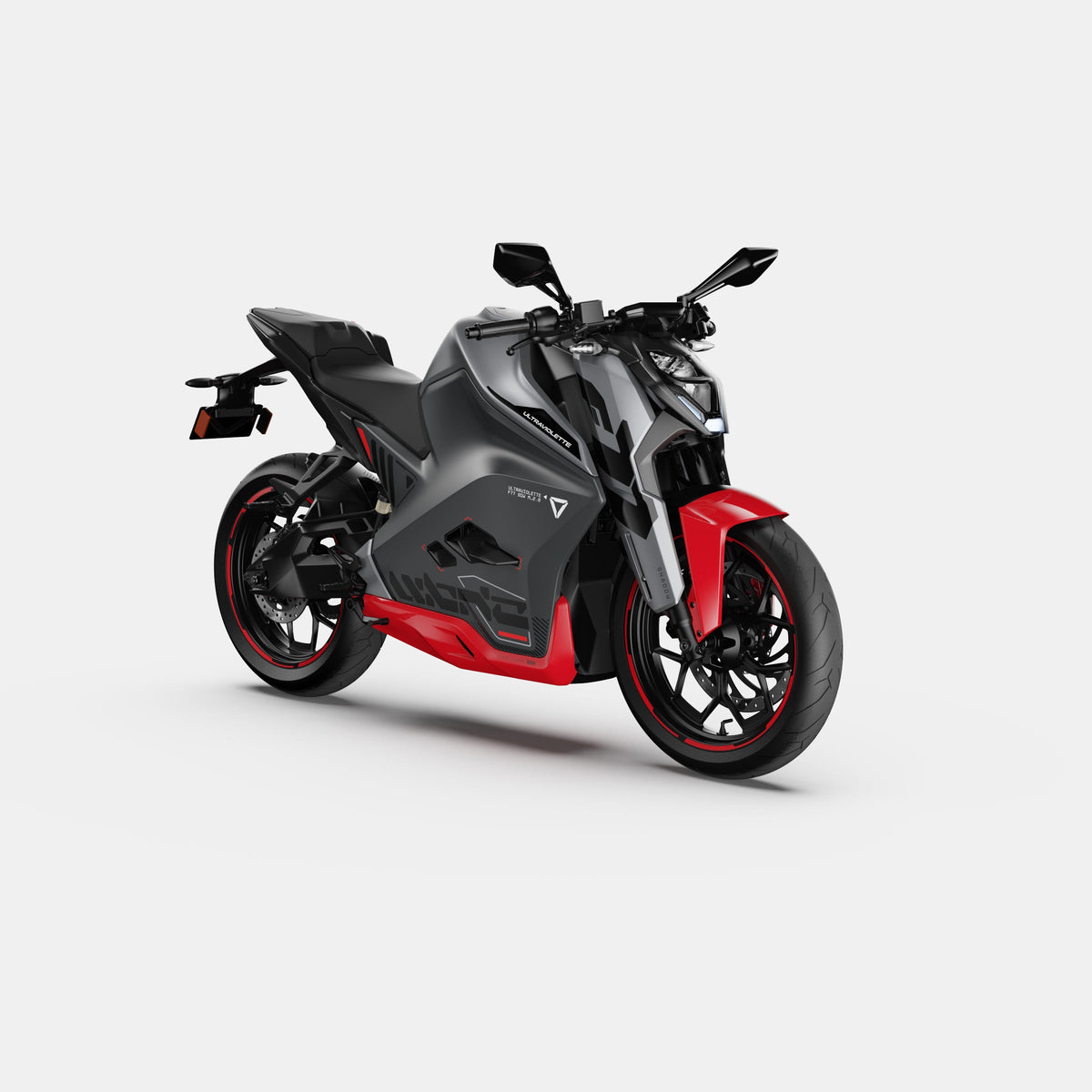 Das Ultraviolette F77 Mach 2 Recon - Performance Elektromotorrad von Ultraviolette zeichnet sich durch ein mattschwarzes und rotes, kantiges Design mit einer digitalen Anzeige aus, die von der Vorderseite auf einem schlichten weißen Hintergrund dargestellt wird.