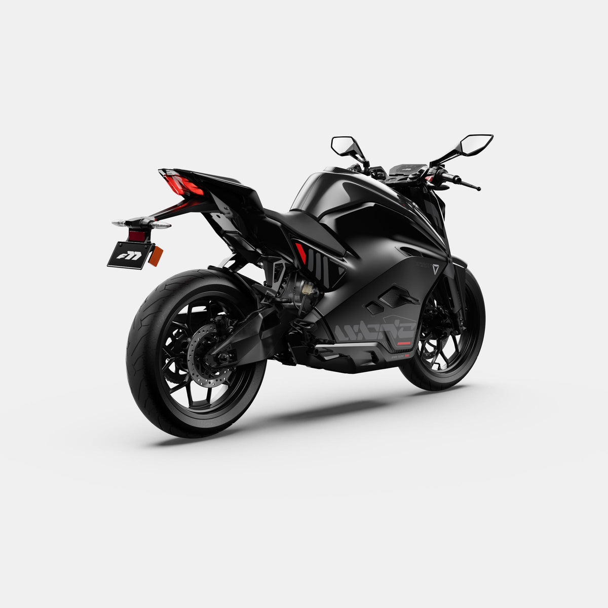 Eine Dreiviertelansicht des Ultraviolette F77 Mach 2 Recon - Performance Elektromotorrad von Ultraviolette zeigt das schwarze, kantige Design, das Hinterrad und die beleuchteten Rücklichter vor weißem Hintergrund.