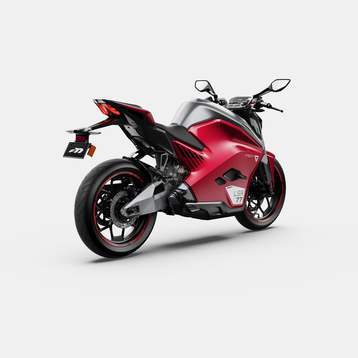 Das Ultraviolette F77 Mach 2 Recon - Performance Elektromotorrad von Ultraviolette präsentiert sich in elegantem Rot und Schwarz auf weißem Hintergrund, von hinten links betrachtet, und hebt sein modernes Styling, seine aerodynamischen Linien und sein digitales Nummernschild hervor.