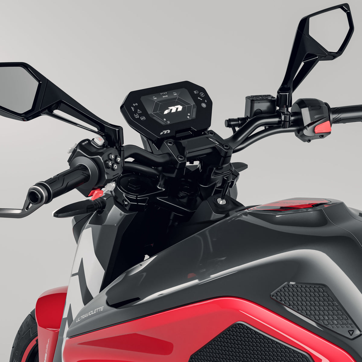 Eine Nahaufnahme des Lenkers, der Spiegel und der Digitalanzeige des Ultraviolette F77 Superstreet Recon hebt das schwarz-rote, kantige Design von Ultraviolette vor einem hellgrauen Hintergrund hervor.