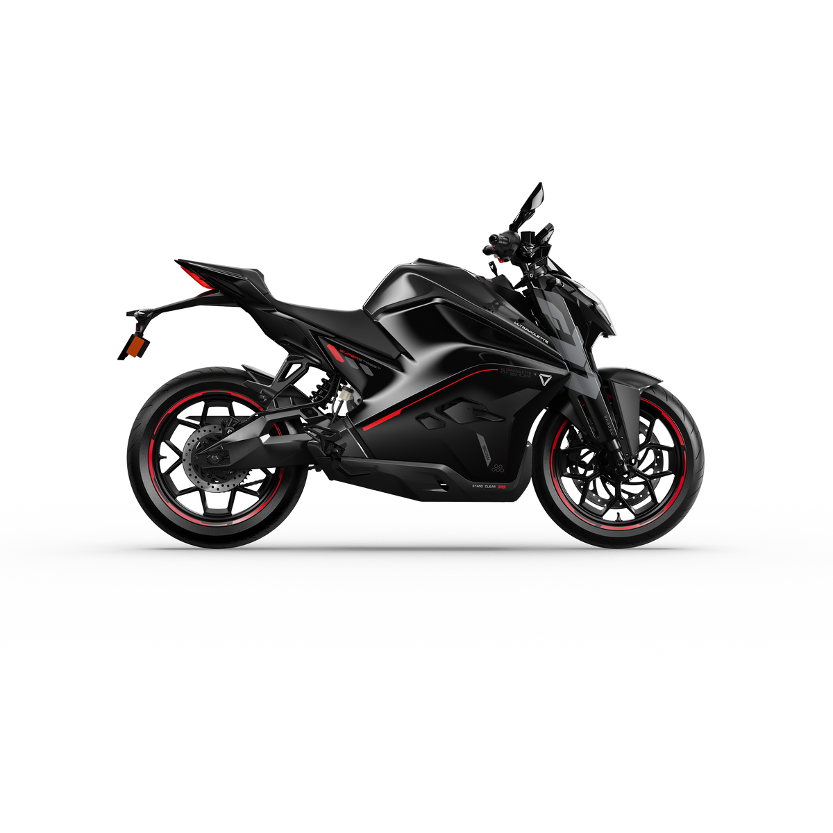 Die Ultraviolette F77 Superstreet Recon, ein schnittiges, schwarzes, sportliches Elektromotorrad von Ultraviolette mit roten Akzenten, wird seitlich vor einem weißen Hintergrund gezeigt, um ihr modernes, aerodynamisches Design und ihre aggressive Haltung zu unterstreichen.