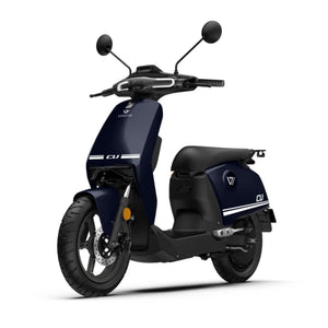 Der VMOTO CU 72V E-Roller (45 km/h) von VMOTO zeichnet sich durch ein minimalistisches dunkelblaues Design mit schwarzen Akzenten, zwei Spiegeln und einer herausnehmbaren Batterie aus - ideal für den effizienten Stadtverkehr. Abgebildet schräg links auf weißem Hintergrund.