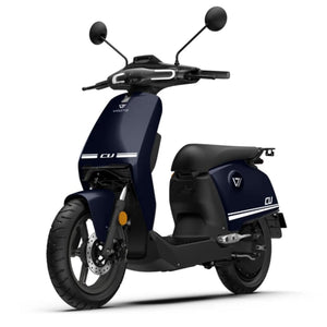 Der VMOTO CU 72V E-Roller (45 km/h) von VMOTO zeichnet sich durch ein minimalistisches dunkelblaues Design mit schwarzen Akzenten, zwei Spiegeln und einer herausnehmbaren Batterie aus - ideal für den effizienten Stadtverkehr. Abgebildet schräg links auf weißem Hintergrund.