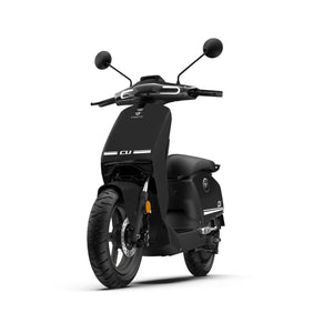 Der VMOTO CU 72V E-Roller von VMOTO, abgebildet von vorne auf weißem Hintergrund, besticht durch einen modernen schwarzen Look mit Seitenspiegeln, minimalistischem Design und einem herausnehmbaren Akku. Höchstgeschwindigkeit: 45 km/h.