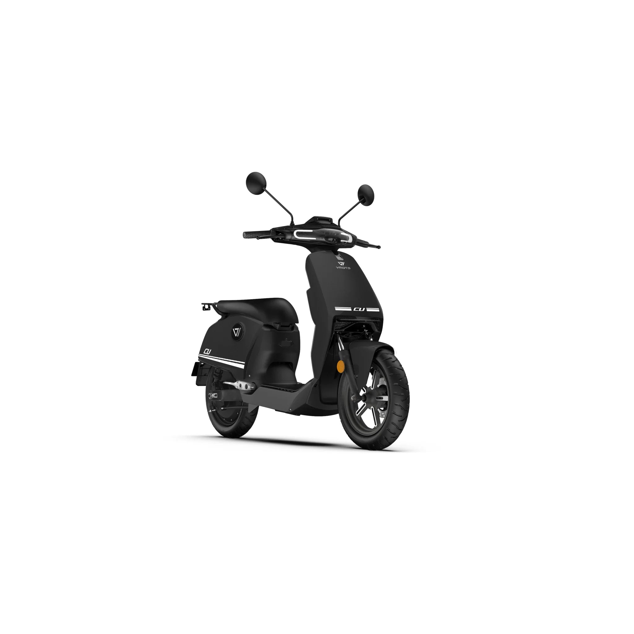 Der VMOTO CU 72V E-Roller in mattem Schwarz ist schräg auf weißem Hintergrund abgebildet, was sein minimalistisches Design, seine sichtbaren Lenker und Spiegel hervorhebt. Mit herausnehmbarem Akku ist der VMOTO ideal für den Stadtverkehr (45 km/h).