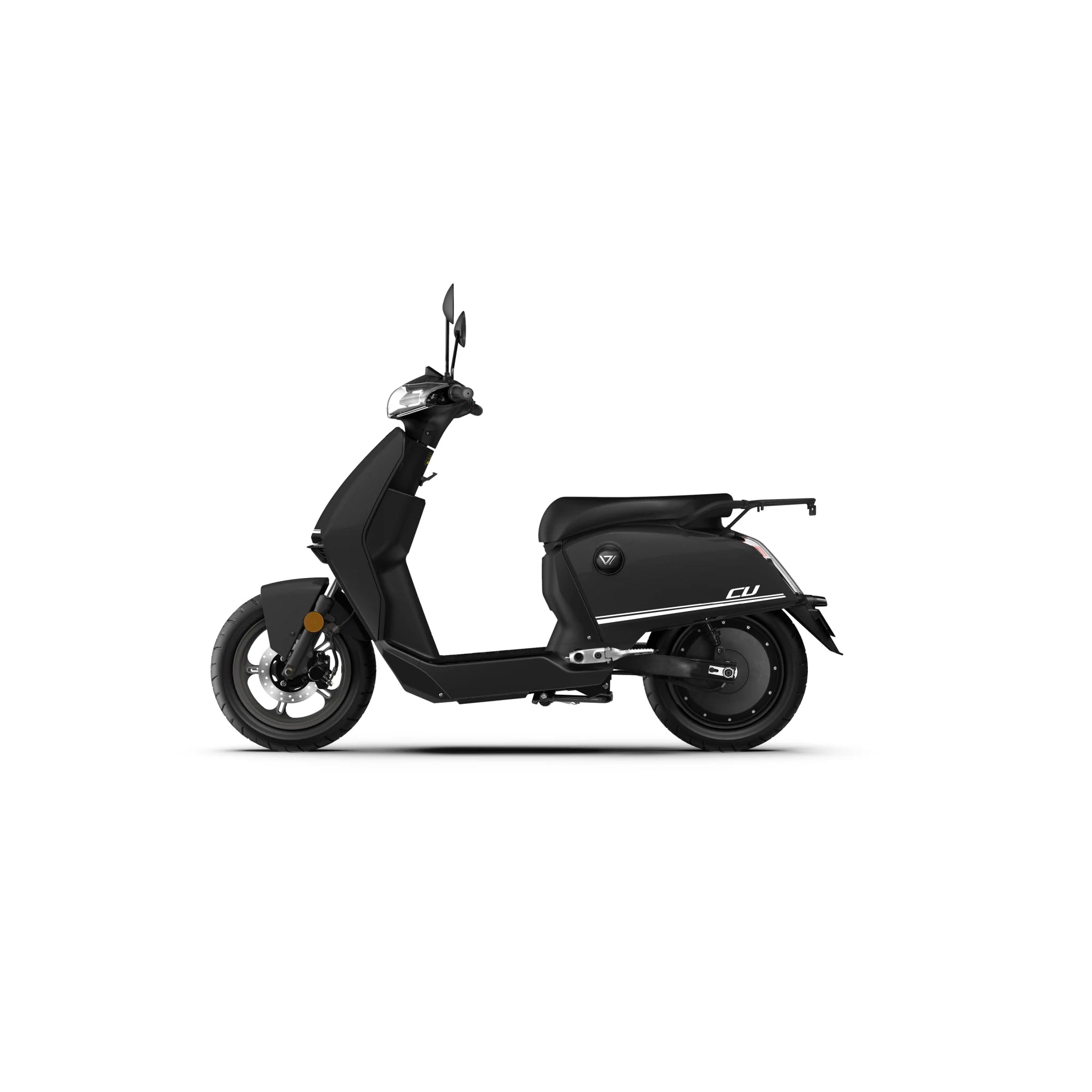 Ein schwarzer VMOTO CU 72V E-Roller (45 km/h, herausnehmbarer Akku) ist im Seitenprofil auf weißem Grund zu sehen. Er zeichnet sich durch ein schlankes, modernes Design mit Rückspiegeln aus - perfekt für den Stadtverkehr und akzentuiert durch subtile Details an seinem kompakten Rahmen.