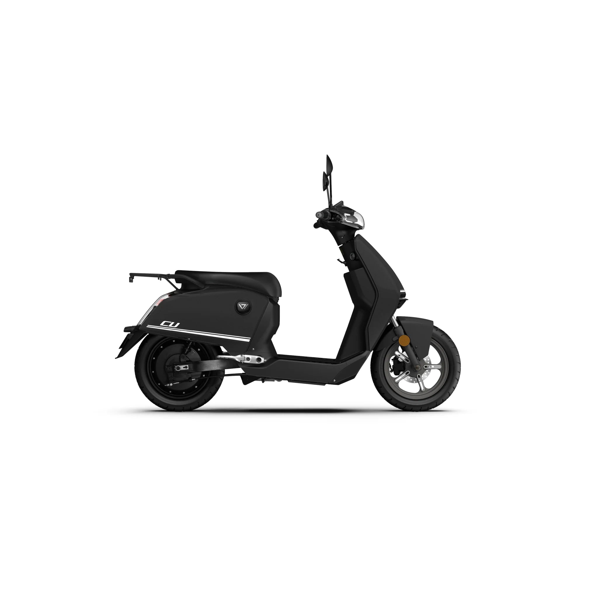 Der VMOTO CU 72V E-Roller in mattem Schwarz bietet ein schlankes, modernes Design mit zwei Rädern, einem kleinen Gepäckträger, minimalistischen Details und einem herausnehmbaren Akku - ideal für den Stadtverkehr. Abgebildet im Profil vor einem weißen Hintergrund.