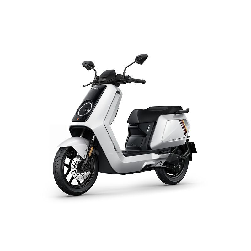 Der NIU NQiX 150 (Modell 26) Elektroroller von NIU besticht durch sein elegantes weißes Design, schwarze Akzente, ABS, Navigation und Heckradar - perfekt für stilvolle Fahrten in der Stadt.