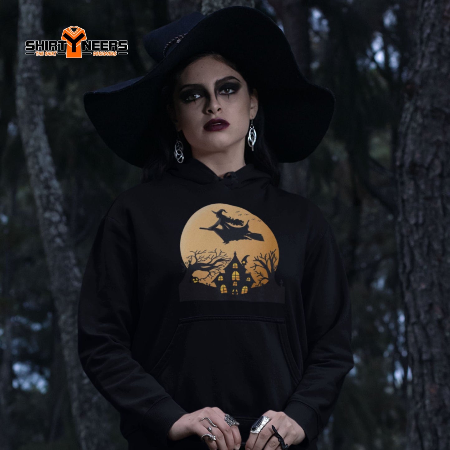 Creepy Ville - Fliegende Hexe + Mond – Premium Unisex Hoodie