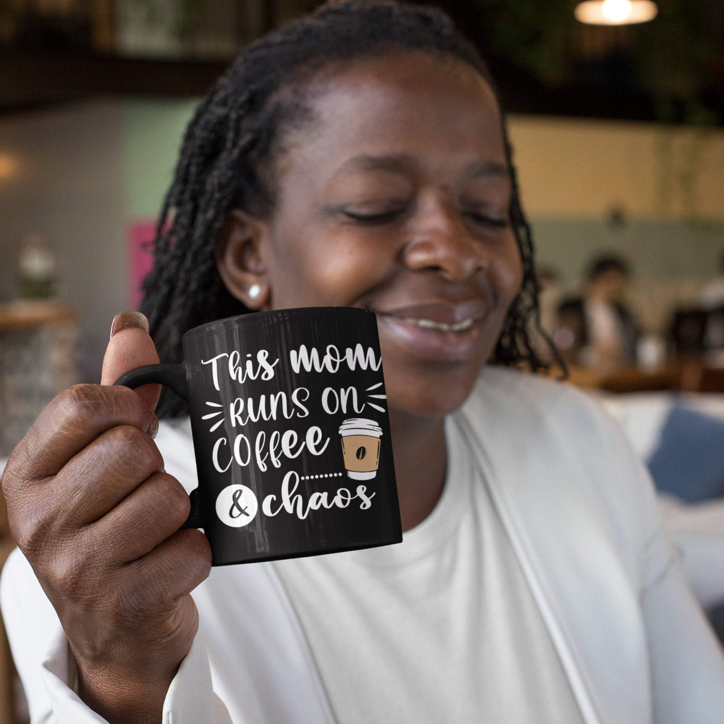 This mom runs on coffee & chaos - Tasse einfarbig - One size
