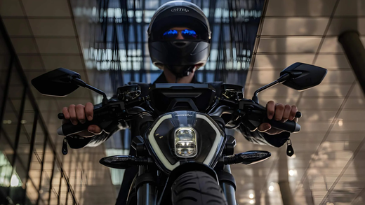 ein Mann sitzt auf einem e-Motorrad