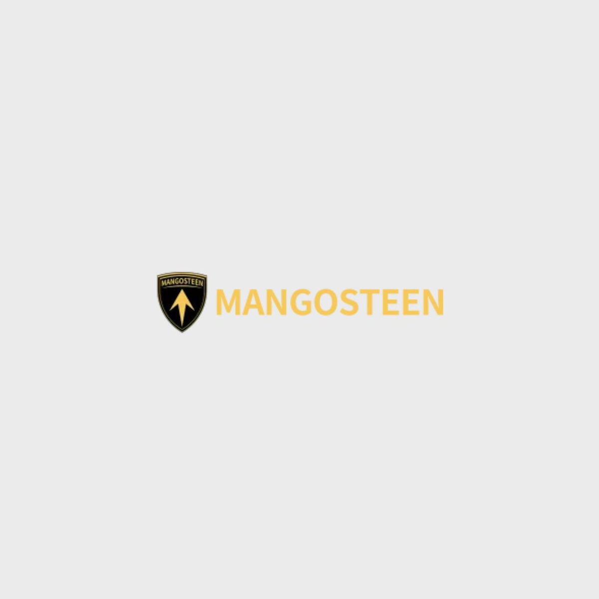 Das Markenlogo von Mangosteen zeigt ein schwarzes Wappenschild mit einem goldenen, nach oben zeigenden Pfeil und dem Schriftzug MANGOSTEEN in Gold.