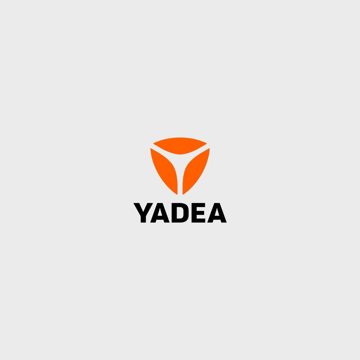 Das Yadea-Logo zeigt ein orangefarbenes, schildartiges Symbol mit einem weißen, Y-förmigen Ausschnitt über dem Firmennamen in schwarzer Schrift.
