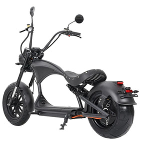 Der Mangosteen M1P Citycoco E-Chopper | 30 Ah Akku 45 km/h | MODELL 26 von Mangosteen ist ein mattschwarzer Elektro-Chopper mit breiten Reifen, einem geschwungenen Rahmen, einem Sattel mit Noppen und einem hohen Lenker. Angetrieben von einem robusten 2000-Watt-Elektromotor und einem modernen Lithium-Ionen-Akku wird dieser E-Scooter aus einer Dreiviertel-Rückansicht vor weißem Hintergrund gezeigt.