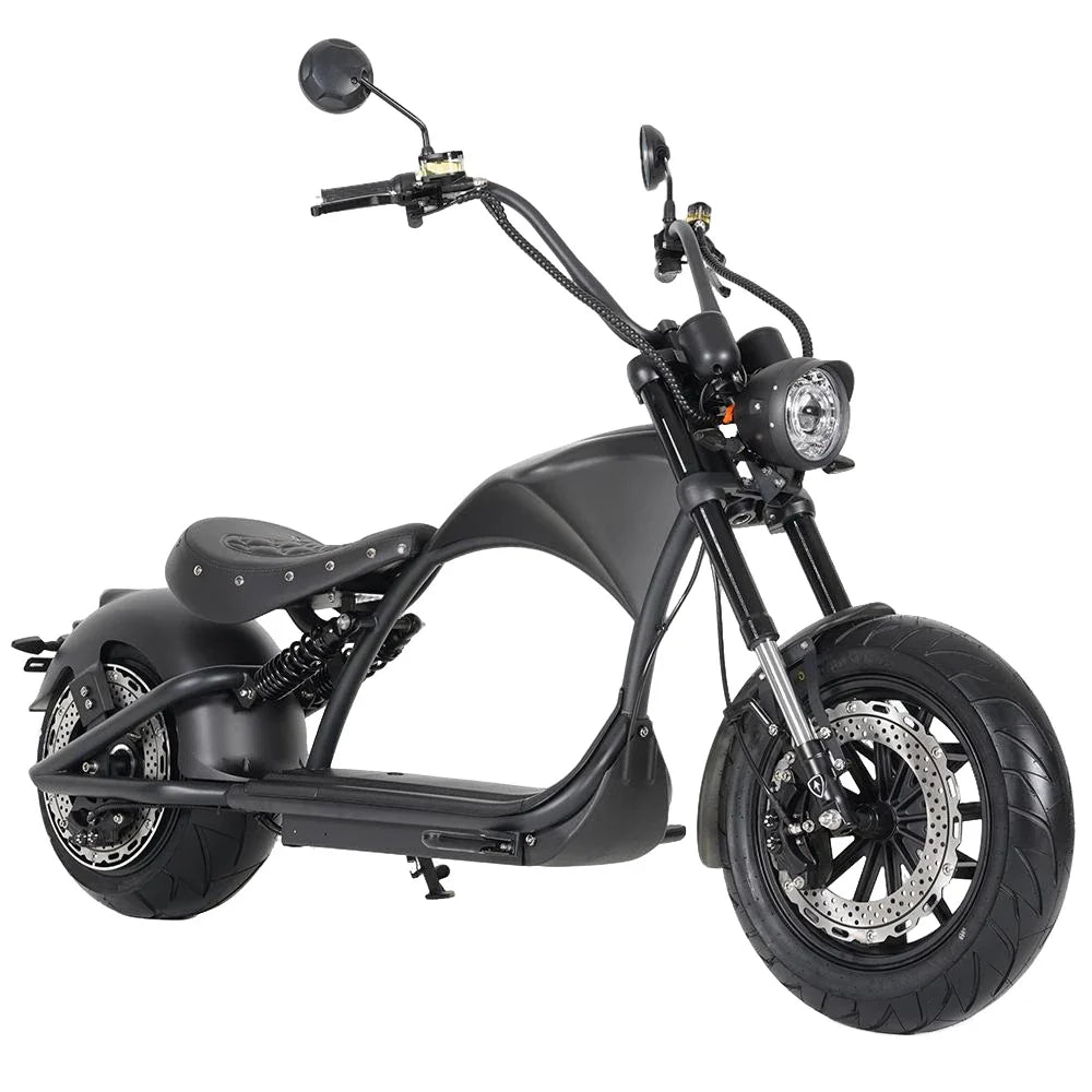 Der Mangosteen MANGOSTEEN M1P Citycoco E-Chopper | 30 Ah Akku 45 km/h | MODELL 26 ist ein schnittiger, schwarzer E-Chopper mit breiten Reifen, tiefliegendem Sitz, hohem Lenker und rundem Scheinwerfer, der an klassische Motorräder im Chopper-Stil erinnert.