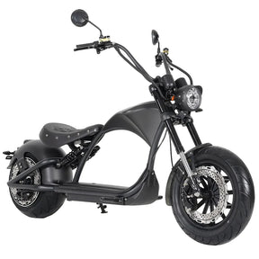 Matte schwarzer Mangosteen M1P Citycoco E-Chopper (MODELL 26) Elektroroller mit breiten Reifen, hohem Lenker, einem runden Scheinwerfer und minimalistischem Design, ausgestattet mit einem leistungsstarken 2000-Watt-Elektromotor und einem 30-Ah-Lithium-Ionen-Akku für Geschwindigkeiten von bis zu 45 km/h, dargestellt in einer Frontalansicht auf weißem Hintergrund.