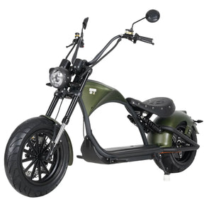 Ein grün-schwarzer, matter Mangosteen MANGOSTEEN M1P Citycoco E-Chopper (MODELL 26) Elektroroller mit breiten Reifen, niedrigem Sitz, erhöhtem Lenker, Scheinwerfer und Rückspiegel verfügt über einen leistungsstarken 2000-Watt-Elektromotor und einen 30-Ah-Lithium-Ionen-Akku für Geschwindigkeiten von bis zu 45 km/h. Fotografiert vor weißem Hintergrund.