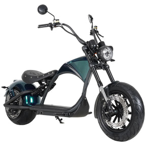 Wir stellen vor: den Mangosteen M1P Citycoco E-Chopper | 30-Ah-Akku, 45 km/h | MODELL 26 von Mangosteen: ein moderner Elektroroller mit breiten Reifen, einem niedrigen Sitz und einem hohen Lenker. Er besticht durch eine auffällige Farbgebung in Schwarz und Blaugrün, große Scheibenbremsen vorne, einen leistungsstarken 2000-Watt-Elektromotor und einen zuverlässigen Lithium-Ionen-Akku – alles vor einem weißen Hintergrund dargestellt.