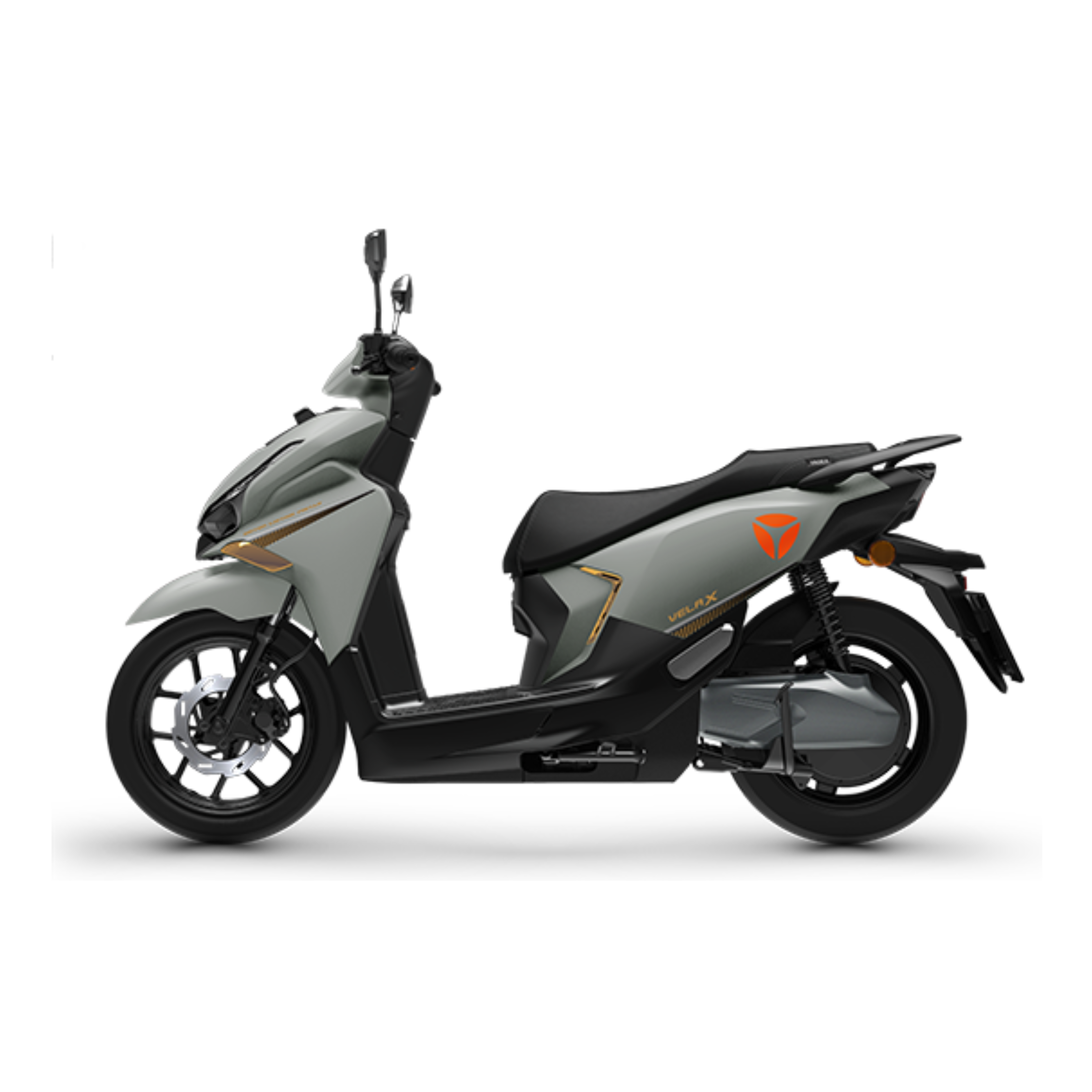 Ein eleganter Yadea Velax H 3000W E-Roller in modernem Grau mit schwarzen Akzenten ist von der Seite zu sehen. Dieses Modell von Yadea zeichnet sich durch ein stromlinienförmiges Design, 14-Zoll-Räder, zwei Spiegel, Leichtmetallfelgen und ein orangefarbenes Logo auf der Karosserie aus. Der Hintergrund ist schlicht weiß.