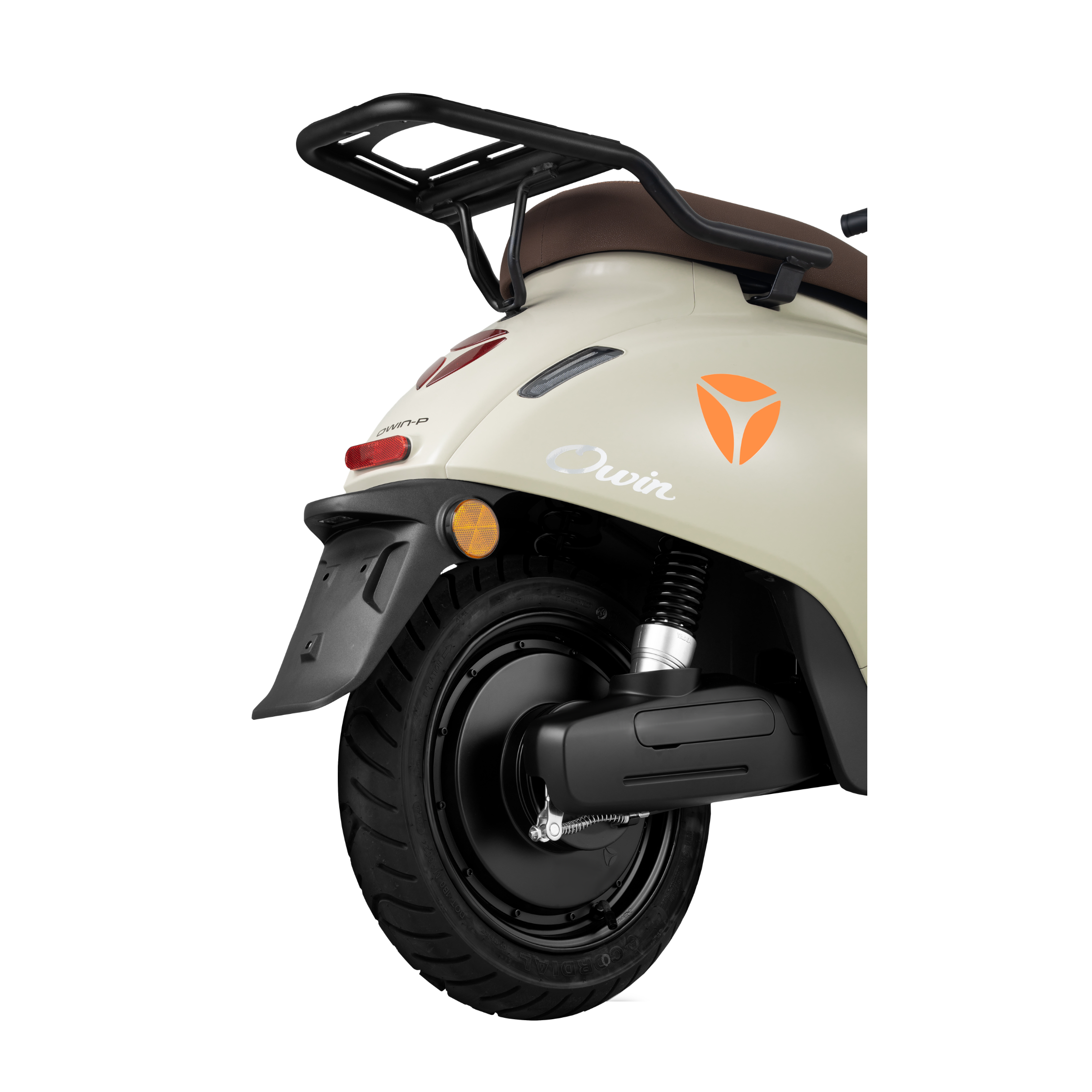 Nahaufnahme des Hinterrads und des Kotflügels eines beigen Yadea Owin U 2800W Retro-Elektrorollers (45 km/h) von Yadea mit braunem Sitz und orangefarbenem Logo an der Seite, dargestellt vor weißem Hintergrund.