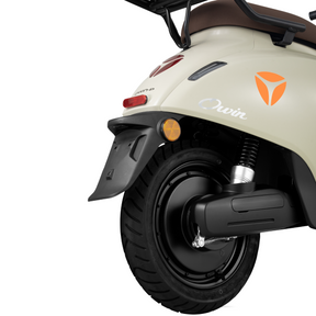 Nahaufnahme des Hinterrads und des Kotflügels eines beigen Yadea Owin U 2800W Retro-Elektrorollers (45 km/h) von Yadea mit braunem Sitz und orangefarbenem Logo an der Seite, dargestellt vor weißem Hintergrund.