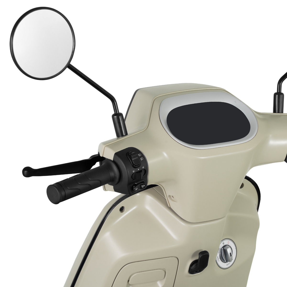 Nahaufnahme des Lenkers und des Armaturenbretts des beigen Yadea Owin U 2800W | Retro-Elektroroller 45 km/h mit Rückspiegeln, Handgriffen, Bedientasten und einem Schlüsselschlitz – alles vor einem schlichten weißen Hintergrund.