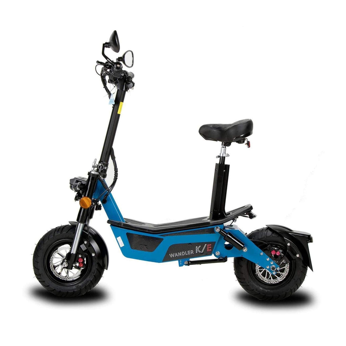 Ein blauer Wandler K/E 45 km/h E-Roller / E-Scooter mit Sitz und Straßenzulassung von Wandler, ausgestattet mit einem schwarzen Sitz, breiten Reifen, einem Rückspiegel und einer Fußstütze, ist von der Seite vor einem weißen Hintergrund abgebildet.