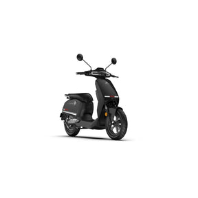 Ein schwarzer SUPER SOCO CUX Pro von VMOTO, ein leichter E-Scooter mit einer Höchstgeschwindigkeit von 45 km/h und Bosch-Antrieb, ist schräg auf weißem Hintergrund abgebildet. Das moderne Design besticht durch Spiegel, Scheinwerfer und eine schnittige Karosserie – perfekt für die Mobilität in der Stadt.