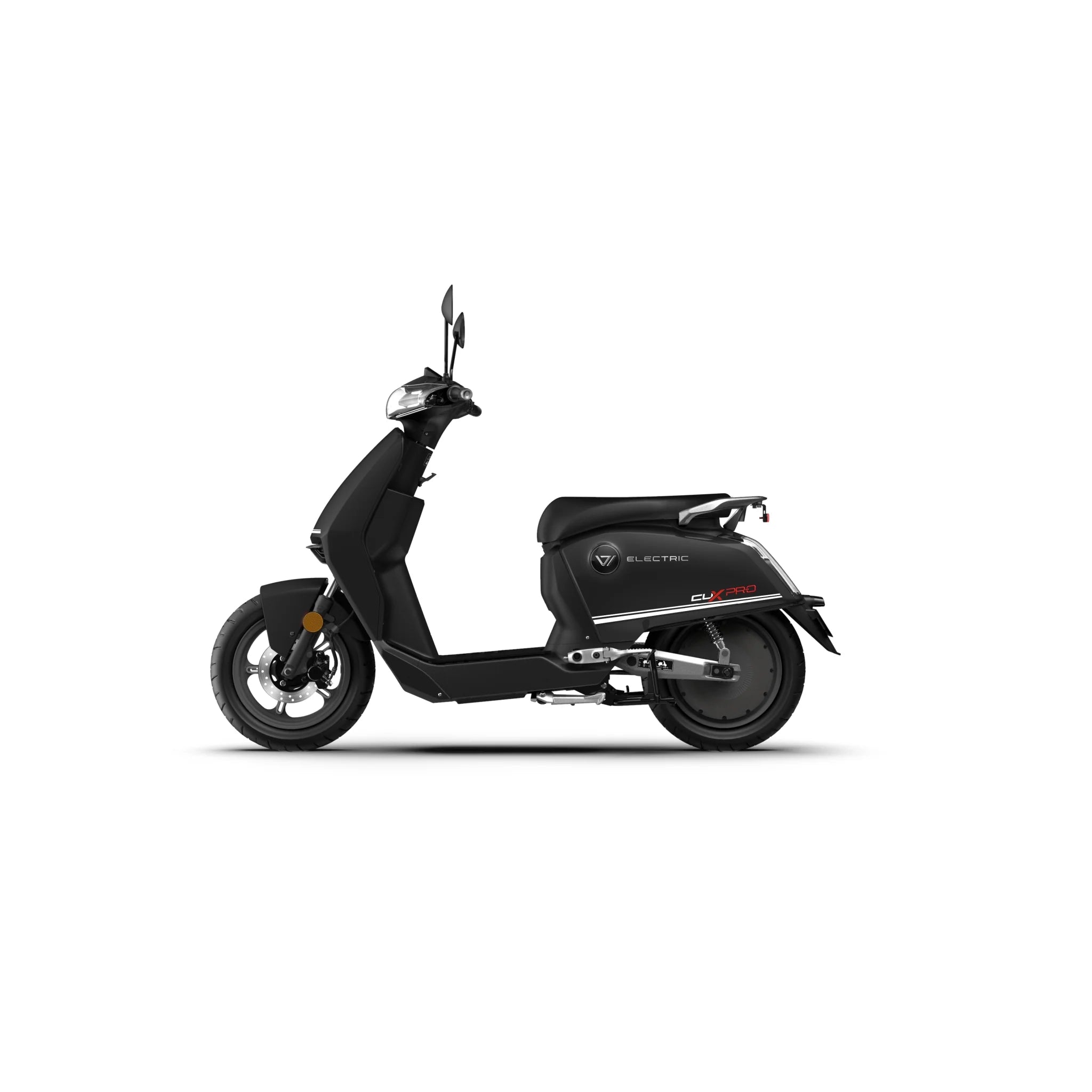 Ein schwarzer Super Soco CUX Pro 45 km/h E-Scooter mit Bosch-Antrieb ist im Profil vor einem weißen Hintergrund abgebildet. Der kompakte Elektroroller verfügt über Spiegel und den Schriftzug „Electric“ an der Seite.