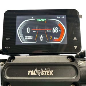 Eine Nahaufnahme des Ersatzteile CityTwister E-Chopper TFT Mirror Display 6.0 zeigt die Geschwindigkeit bei 0 km/h, den Akkustand bei 68%, die Fahrtstrecke bei 0 km, mit "READY" auf dem Bildschirm und dem CityTwister Logo darunter.