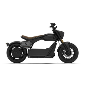 Der Coopop Bobber, ein eleganter schwarzer E-Chopper von Coopop, verfügt über einen braunen Sattel, ein minimalistisches Design, eine Seitenverkleidung mit der Nummer 22 und einen innovativen Elektroantrieb für eine sanfte Fahrt mit 45 km/h – leise und dennoch kraftvoll. Abgebildet im Profil vor weißem Hintergrund.