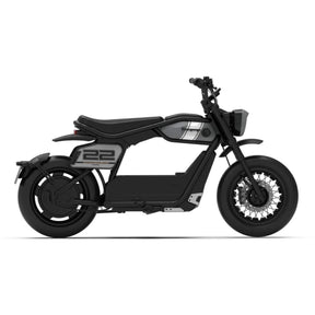 Der Coopop Scrambler ist ein schnittiger, mattschwarzer E-Roller mit minimalistischem Design, Nummer 22 Seitenaufdruck, 3.600 Wh LG-Akku, dicken Reifen, niedrigem Sitz, Straßenzulassung L1e, und 8 kW Peak - von Coopop; Höchstgeschwindigkeit: 45 km/h.