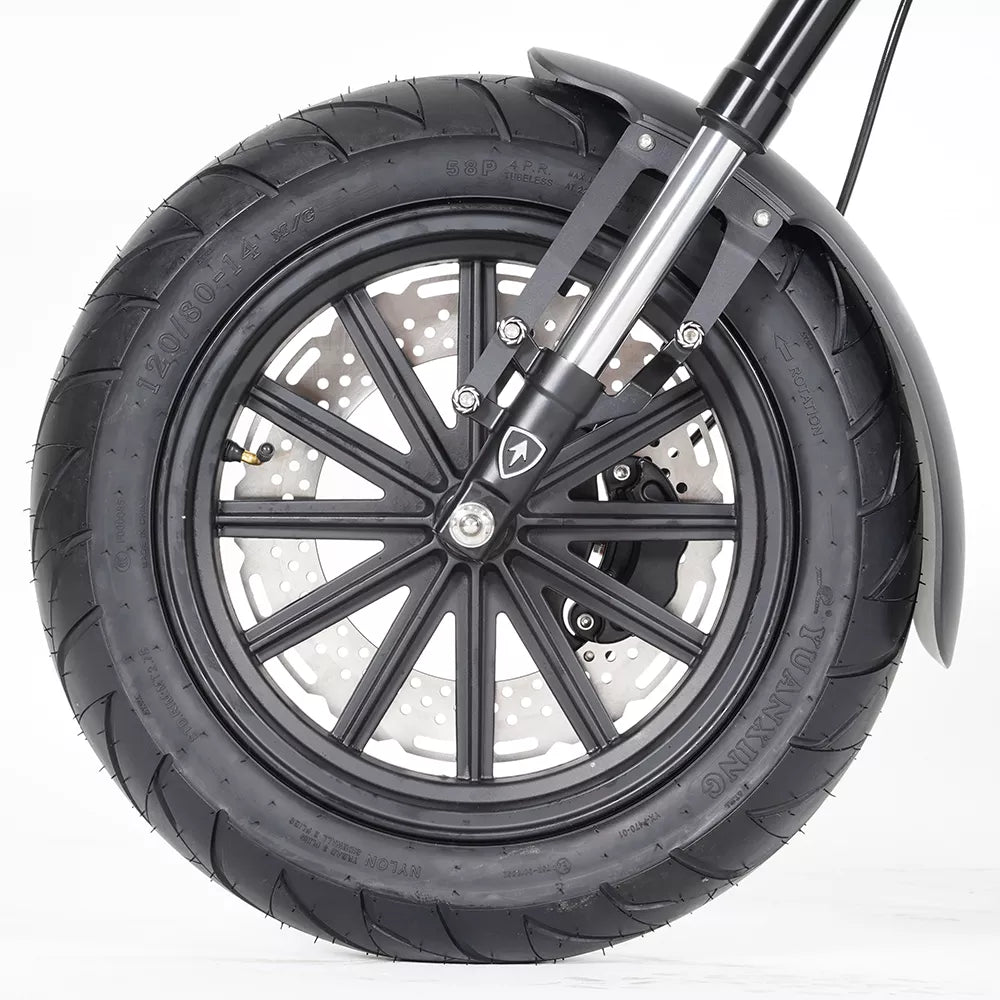Nahaufnahme des Mangosteen MANGOSTEEN M1P Citycoco E-Chopper (MODELL 26) Vorderrad mit dicken Reifen, Scheibenbremsen und schwarzem Schutzblech. Das 30Ah Akku-Modell erreicht 45 km/h. Speichen und Bremssattel sind vor dem weißen Hintergrund gut zu erkennen.