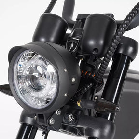Nahaufnahme des Mangosteen M1P Citycoco E-Chopper | 30-Ah-Akku, 45 km/h | Scheinwerferbaugruppe, Lenker und Verkabelung des MODELL 26 vor einem schlichten weißen Hintergrund. Das Design besticht durch schwarze und metallische Elemente mit Chromakzenten und unterstreicht die Integration eines leistungsstarken 2000-Watt-Elektromotors von Mangosteen.