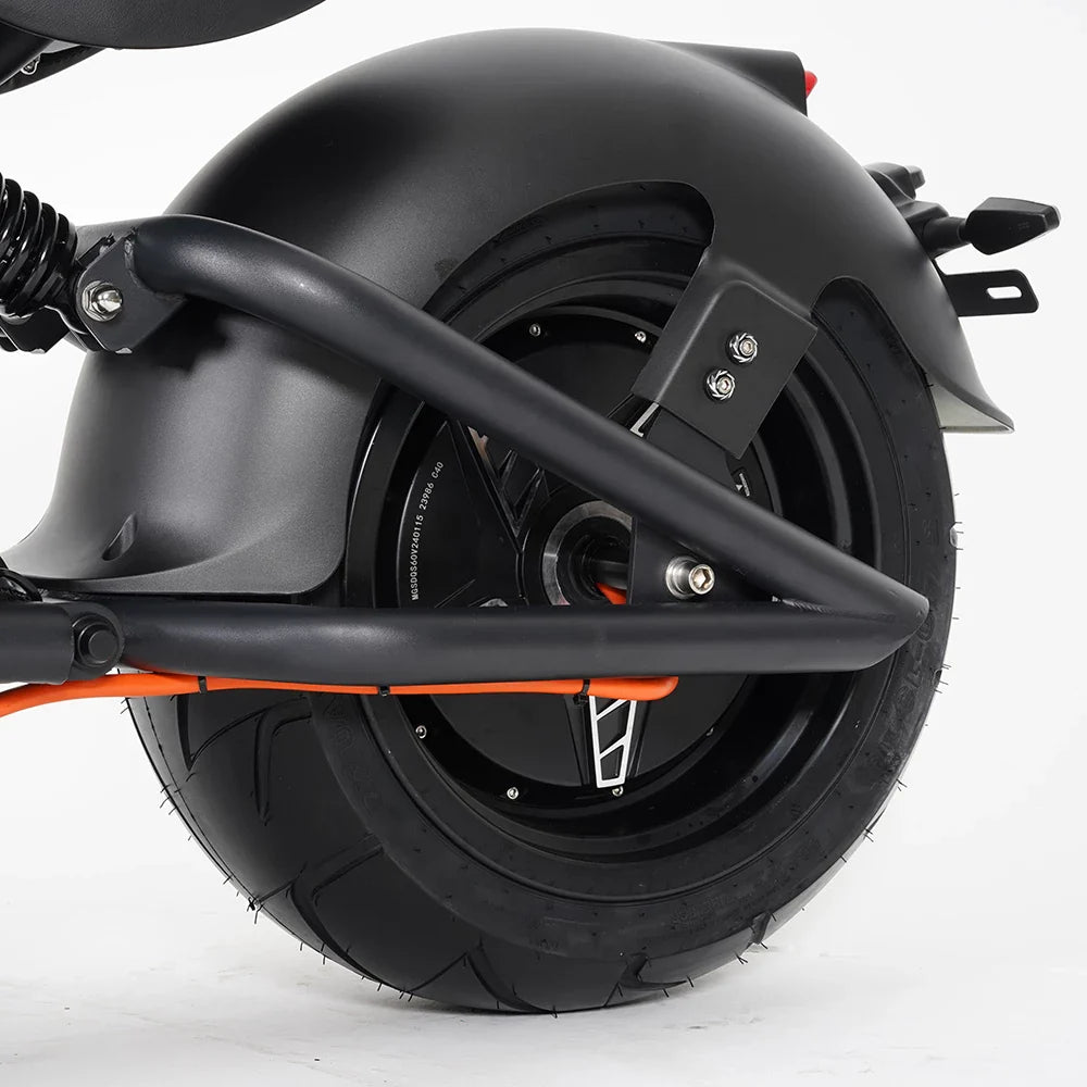 Nahaufnahme des Hinterrads und der Aufhängung des Mangosteen MANGOSTEEN M1P Citycoco E-Chopper (30 Ah Akku, 45 km/h, MODELL 26), mit Reifen, Schutzblech und Rahmen - modernes Design und leistungsstarker Lithium-Akku vor weißem Hintergrund.