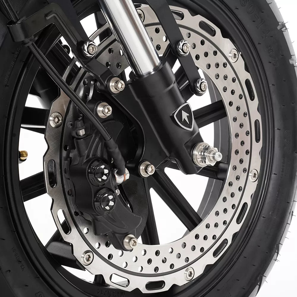 Nahaufnahme des Vorderrads des MANGOSTEEN M1P Citycoco E-Choppers mit schwarzer Leichtmetallfelge, belüfteter Scheibenbremse und schwarzem Bremssattel an der Gabel - charakteristische Merkmale dieses innovativen Mangosteen Modells 26 (30 Ah Akku, 45 km/h).