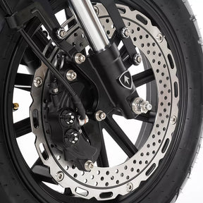 Nahaufnahme des Vorderrads des Mangosteen M1P Citycoco E-Choppers mit Blick auf die Scheibenbremse, den Bremssattel und die elegante schwarze Leichtmetallfelge. Der makellose Reifen und die Metallkomponenten unterstreichen die Leistung des 2000-Watt-Elektromotors – alles Teil des Mangosteen MODELL 26 mit einem 30-Ah-Akku und einer Höchstgeschwindigkeit von bis zu 45 km/h.