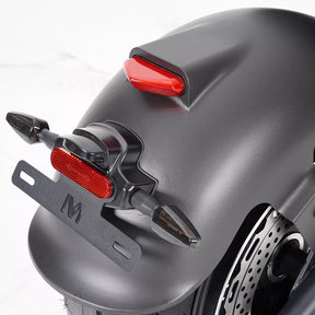 Nahaufnahme des hinteren Kotflügels des Mangosteen M1P Citycoco E-Choppers, die das Rücklicht, die Blinker, den Kennzeichenhalter und einen Teil der Bremsscheibe vor weißem Hintergrund zeigt. Der leistungsstarke 2000-Watt-Elektromotor und der moderne 30-Ah-Lithium-Ionen-Akku zeichnen dieses Mangosteen-Modell 26 aus.