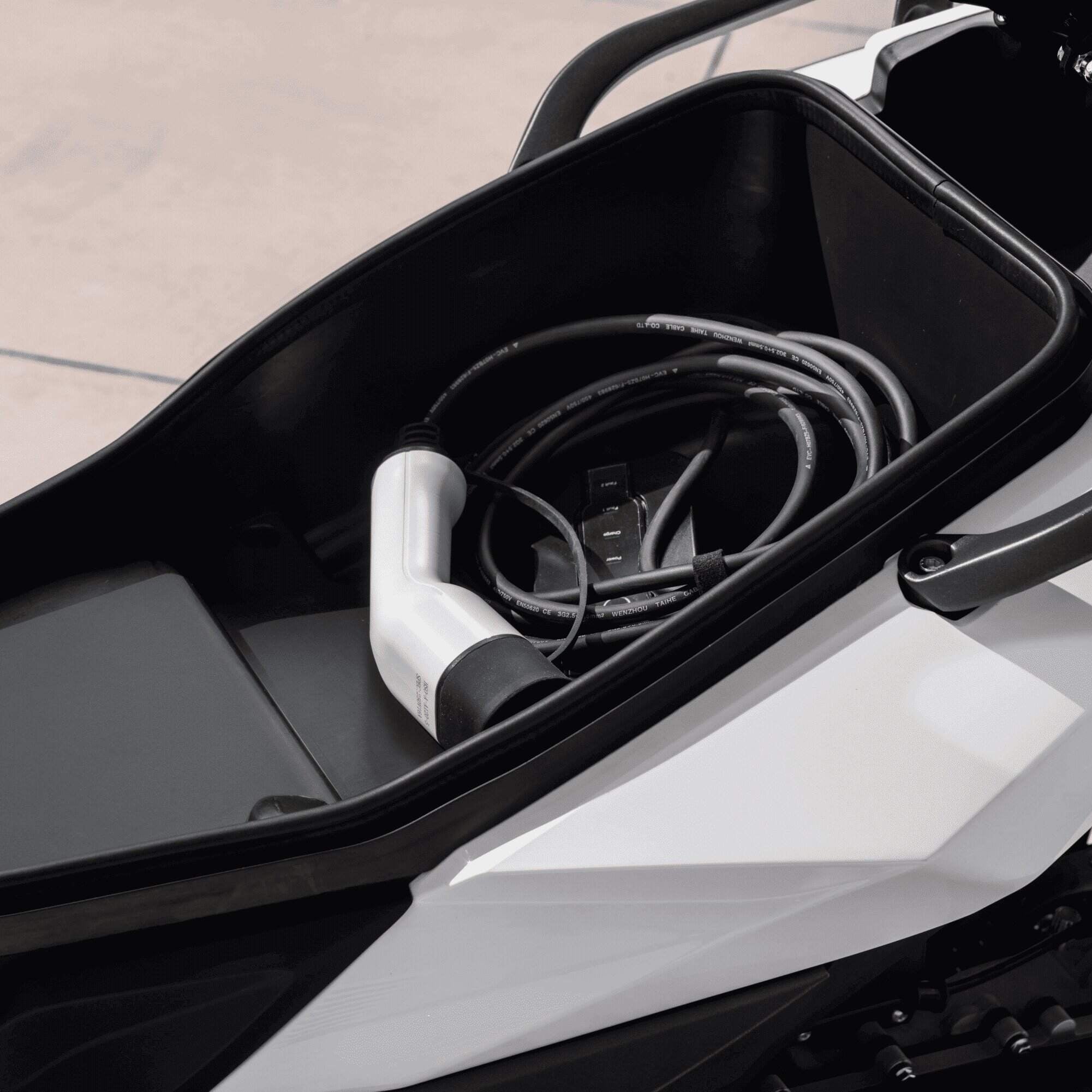 Der NERVA EXE II 2025 von SONS OF ELECTRICITY unterstützt die Elektromobilität mit einer Ladestation für bis zu 170 km Eco-Reichweite und sorgt dafür, dass Ihre Fahrt mit dem B196 Elektroroller unter Strom steht.