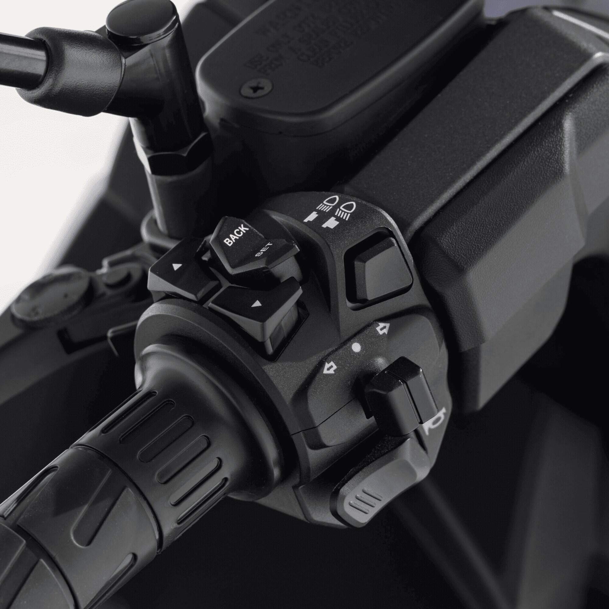 Nahaufnahme der linken Lenkerbedienelemente am NERVA EXE II 2025 | B196 Elektroroller von NERVA, mit Schaltern für Blinker, Licht, Hupe, BACK-Knopf und strukturiertem Gummigriff, der die moderne Elektromobilität unterstreicht.