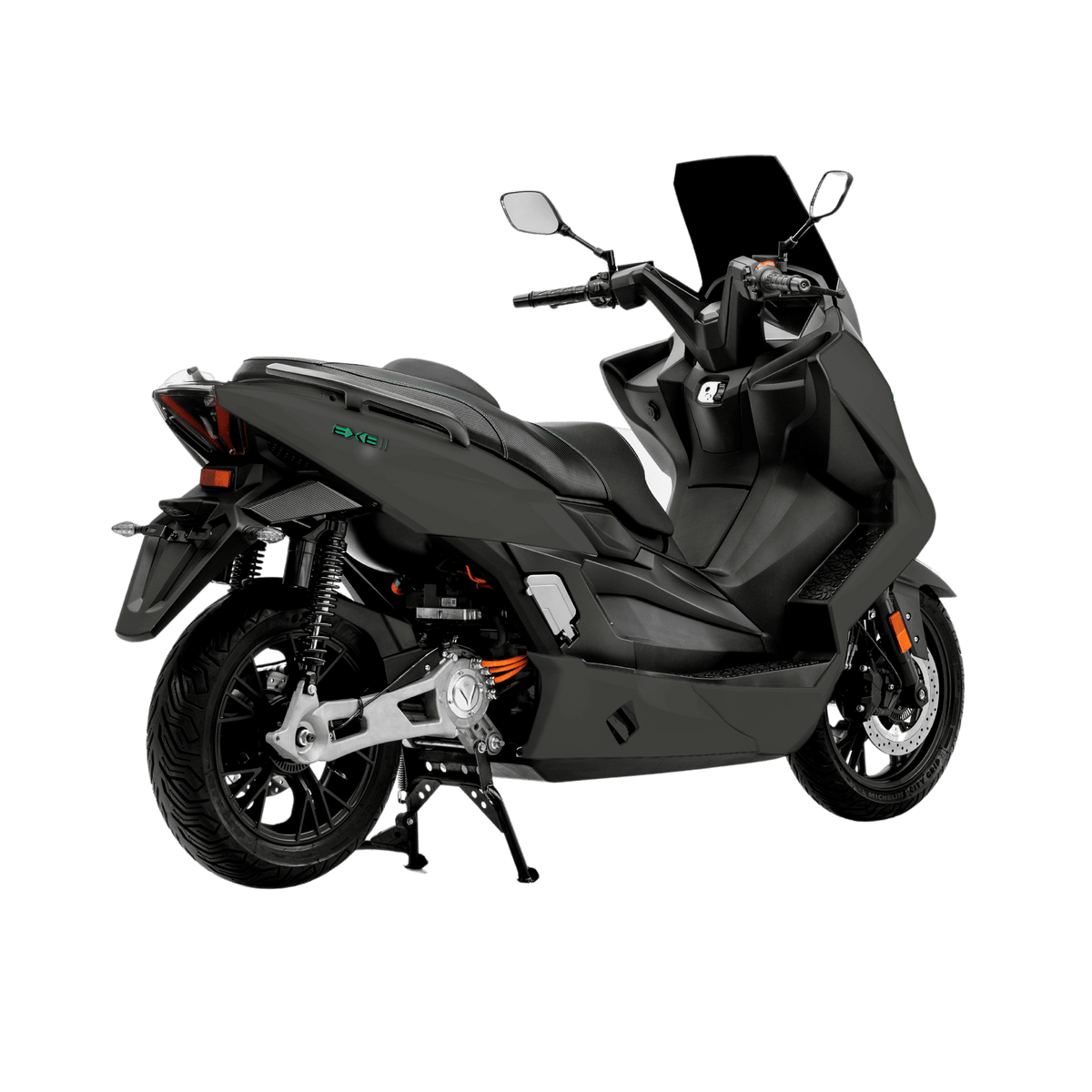 Der NERVA EXE II 2025 | B196 Elektroroller in schwarz mit Windschutzscheibe, Rückspiegeln und Seitenständer, dargestellt von hinten auf weißem Hintergrund, unterstreicht die schnittige Elektromobilität von NERVA mit bis zu 170 km Eco-Reichweite.